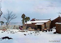 1944年的云南陆良，雪中的农舍美轮美奂，绿树掩映的村落春意盎然