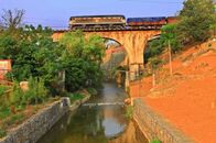 �����ڵ�Խ��·�ϵ��г�